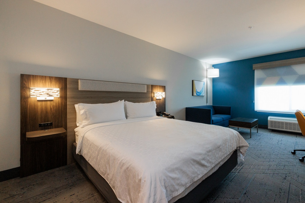 1 King Bed Suite Whirlpool Non-Smoking