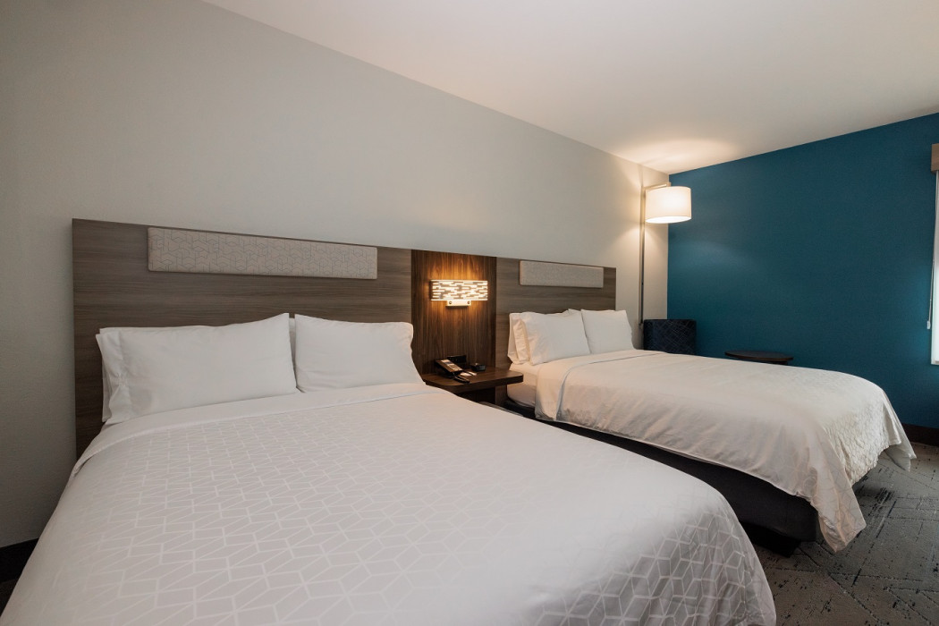 2 Bed Hearing Accessible Roll-In Shower No-Smoking