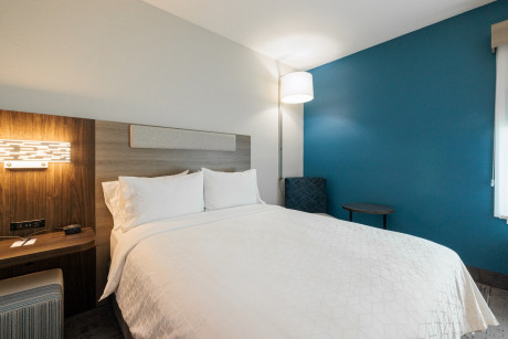 Suite 1 Bedroom Mobility Accessible Tub No-Smoking