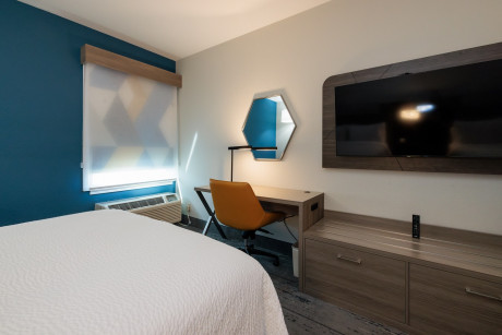 Suite 1 Bedroom Mobility Accessible Tub No-Smoking