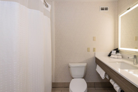 Suite Deluxe Hearing Accessible Tub No-Smoking